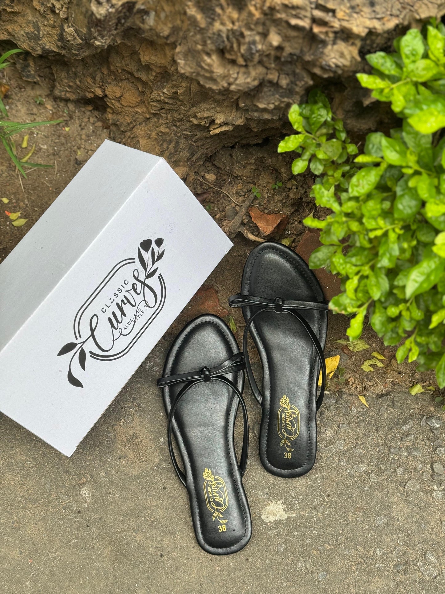 Noir Step Flats - Black