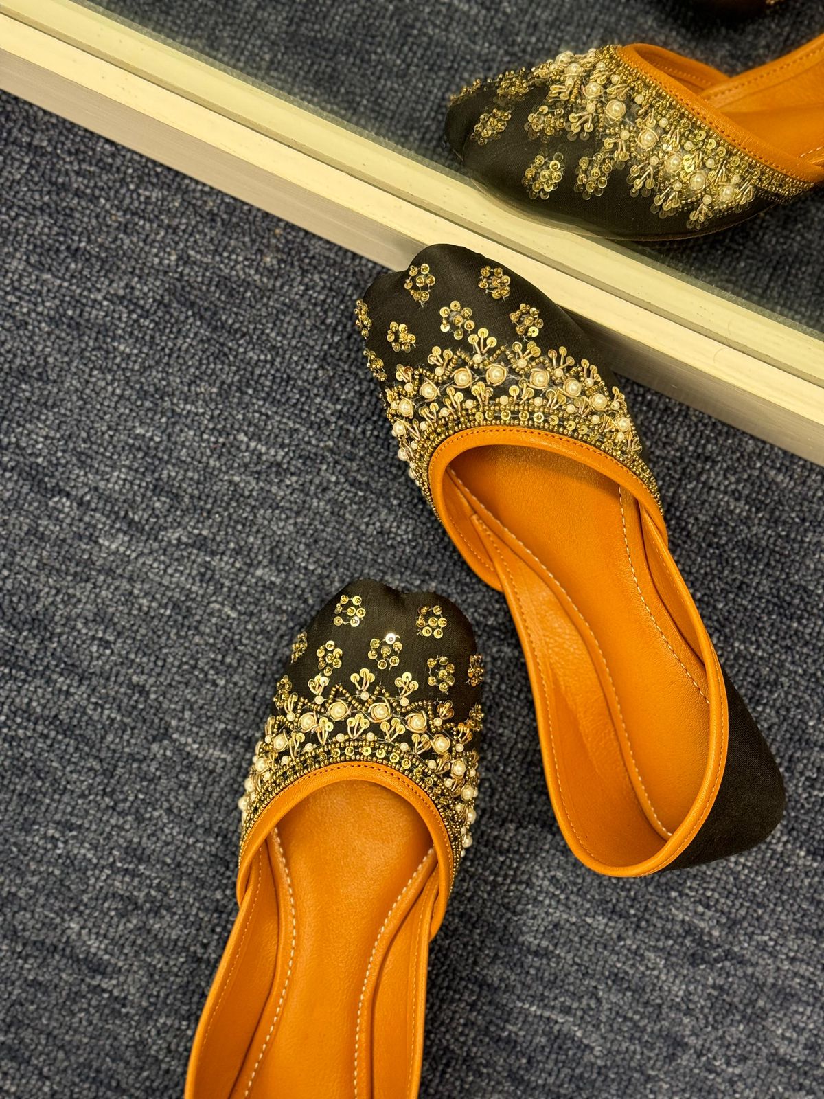 Sara (juttis) - Black